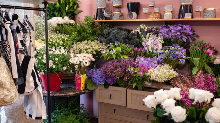Fleurs-violettes-blanches-créations-couture-portique