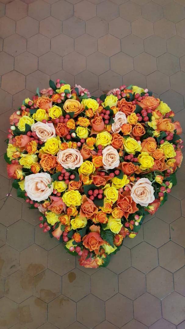Composiion-florale-coeur-jeune-orange