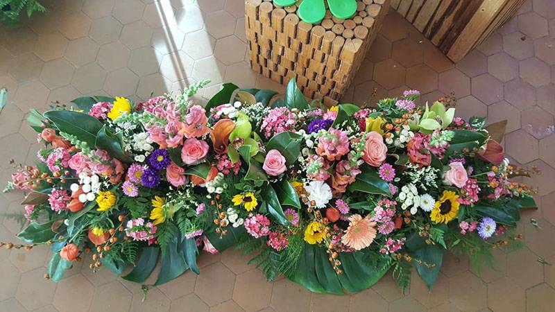 Grande-composition-florale-rose-orange-jaune-violet-verte-blanche