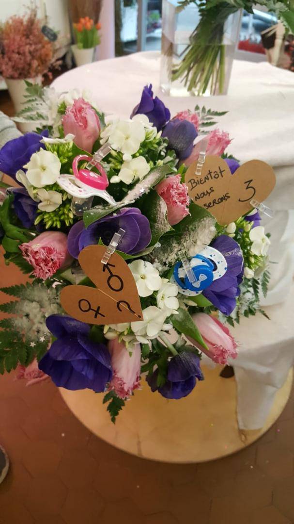 Bouquet-violet-blanc-rose-revelation-nouveau-bebe