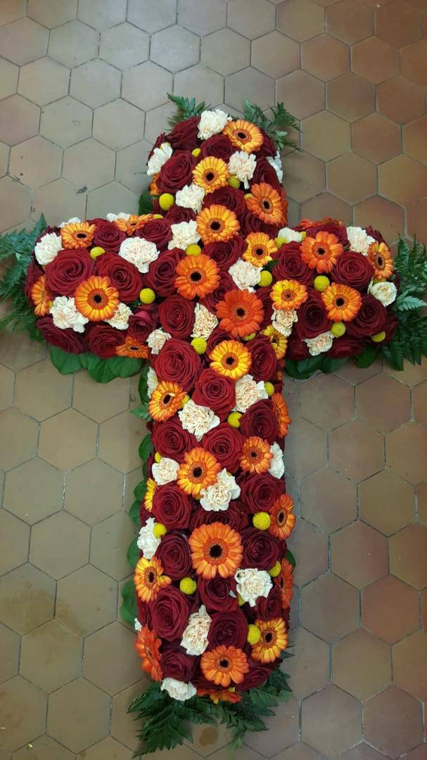 Composition-florale-croix-rouge-blanche-orange-verte