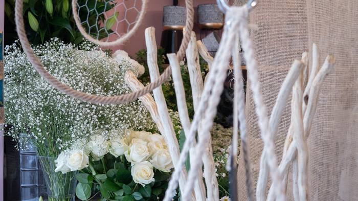 Roses-blanches-bois-decoratifs