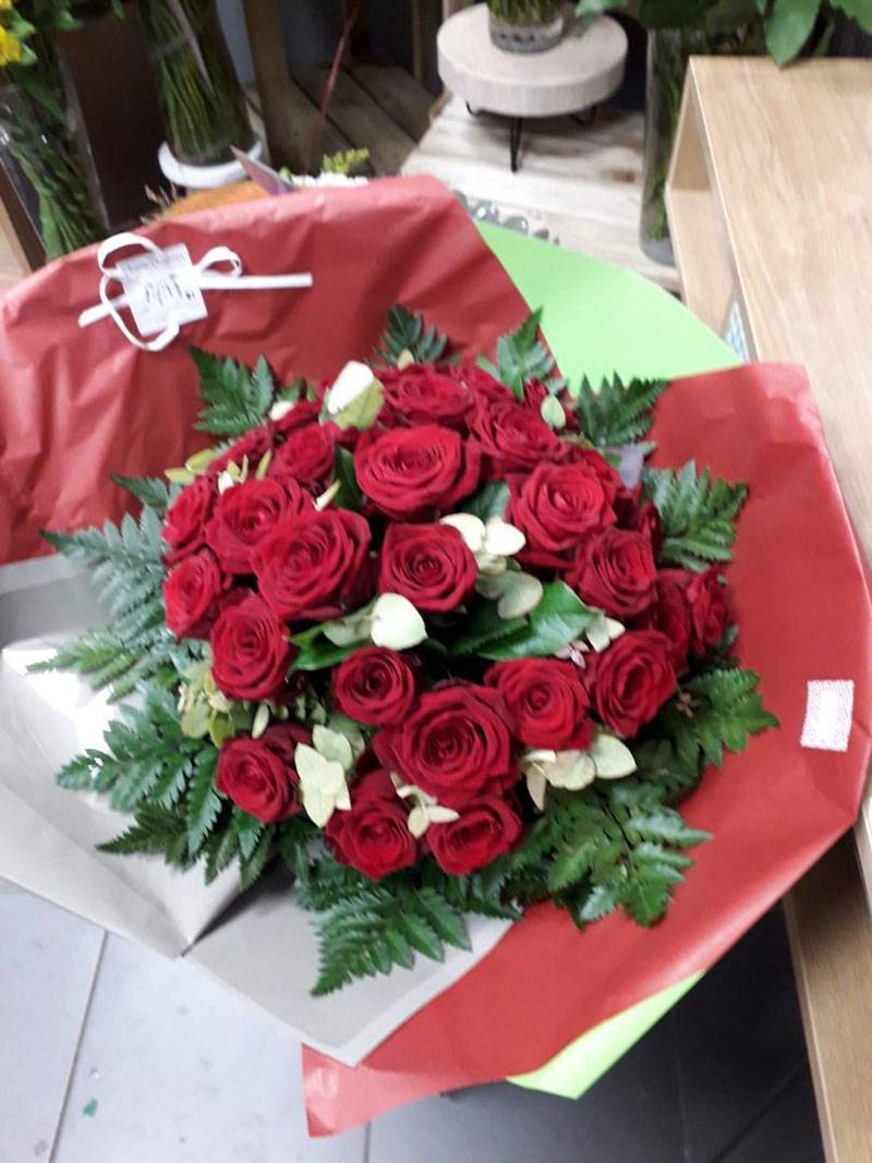 Bouquet-roses-rouge-emballee